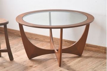 G-PLAN(ジープラン)　北欧家具　デザインの効いた足が特徴のガラストップラウンドテーブル(センターテーブル、コーヒーテーブル、サイドテーブル)(1)
