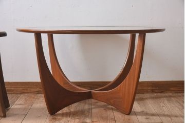 G-PLAN(ジープラン)　北欧家具　デザインの効いた足が特徴のガラストップラウンドテーブル(センターテーブル、コーヒーテーブル、サイドテーブル)(1)
