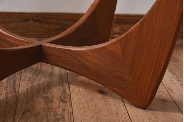 G-PLAN(ジープラン)　北欧家具　デザインの効いた足が特徴のガラストップラウンドテーブル(センターテーブル、コーヒーテーブル、サイドテーブル)(1)