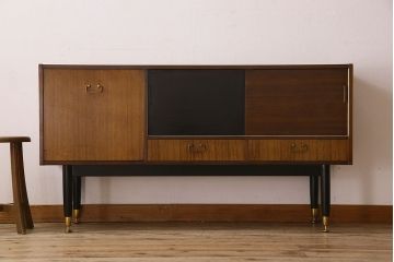 北欧家具　G-PLAN(ジープラン)　BBシリーズ(Black&Brass)のサイドボード(サイドキャビネット)