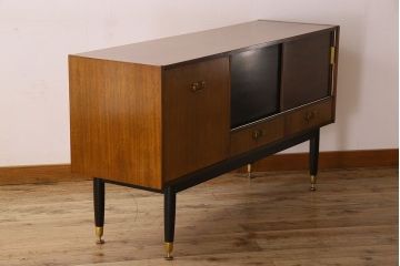 北欧家具　G-PLAN(ジープラン)　BBシリーズ(Black&Brass)のサイドボード(サイドキャビネット)