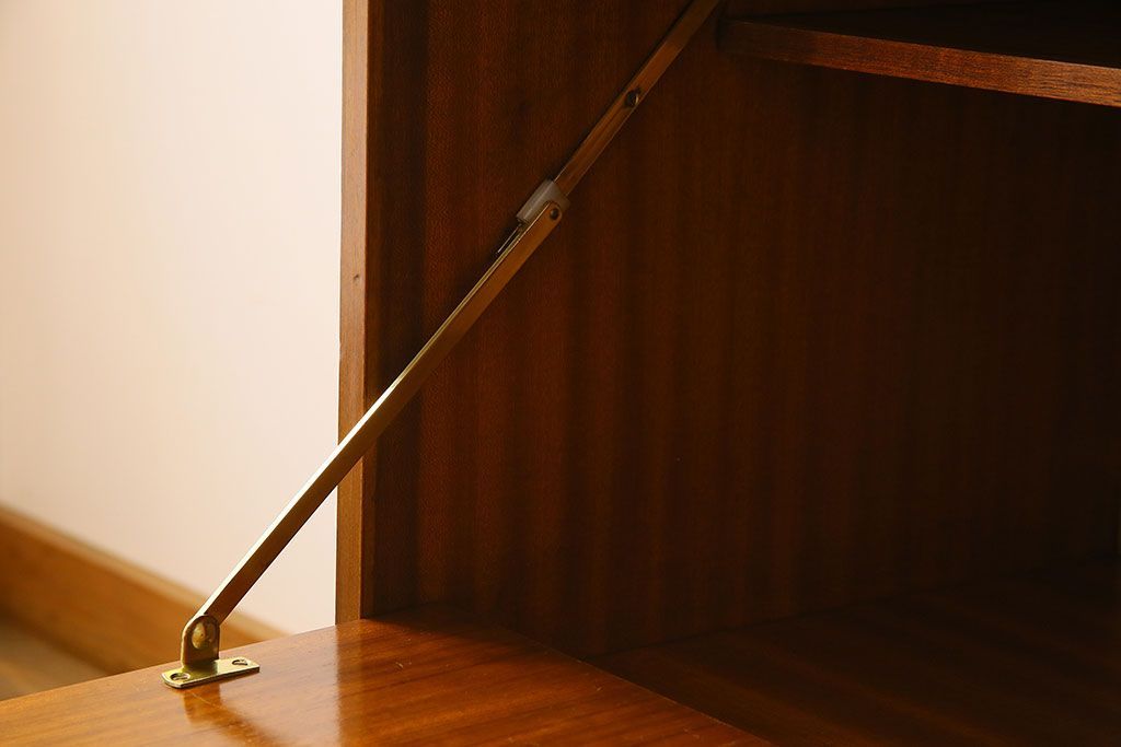 北欧家具　G-PLAN(ジープラン)　BBシリーズ(Black&Brass)のサイドボード(サイドキャビネット)