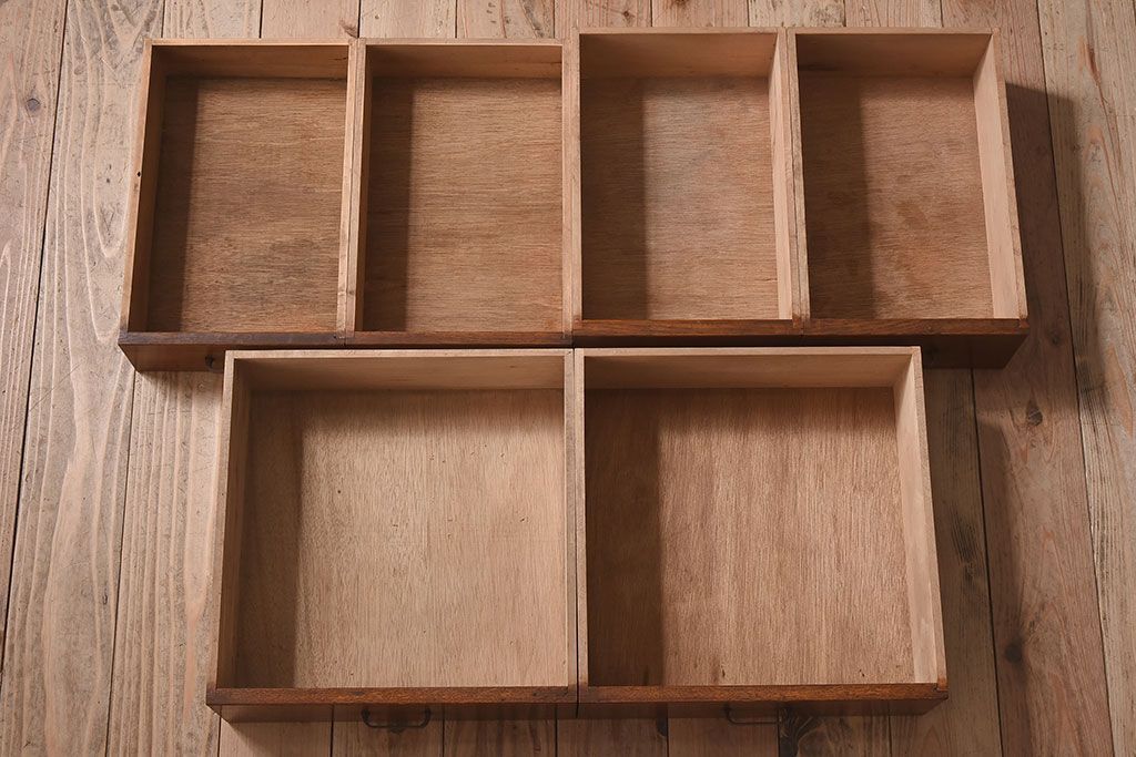 レトロ家具　昭和レトロ　作業台付き　美しいダイヤガラス入りの食器棚(収納棚)