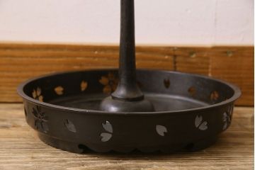 アンティーク雑貨　古民具・骨董　真鍮製　上手物!透かし彫りが美しいアンティーク燭台(ろうそく立て)