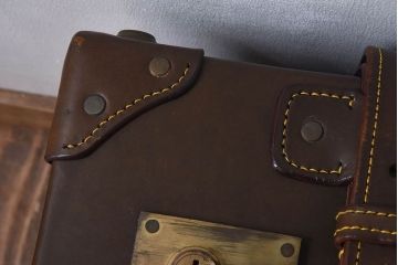 アンティーク雑貨　和製アンティーク　大振り　上質な本革トランク(収納箱)