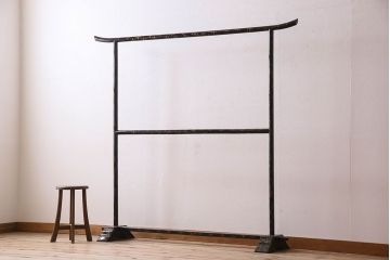 アンティーク雑貨　古民具・骨董　美しい蒔絵入りの大きな衣桁(ハンガーラック)
