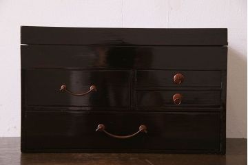 アンティーク雑貨　古民具・骨董　漆塗りが美しい大振りな小引き出し(裁縫箱)