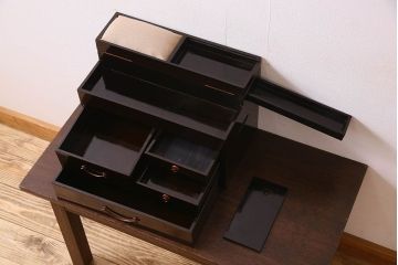 アンティーク雑貨　古民具・骨董　漆塗りが美しい大振りな小引き出し(裁縫箱)