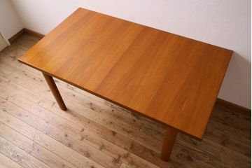 北欧家具　チーク材　明るい色味が素敵なエクステンションテーブル(ダイニングテーブル)