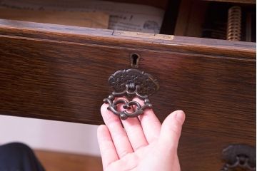 アンティーク家具　イギリスアンティーク　オーク材　脚の曲線が美しいニーホールデスク(コンソールデスク、在宅ワーク、在宅用両袖机)