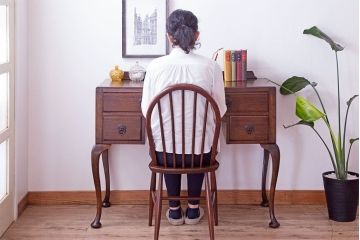 アンティーク家具　イギリスアンティーク　オーク材　脚の曲線が美しいニーホールデスク(コンソールデスク、在宅ワーク、在宅用両袖机)