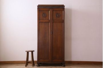 アンティーク家具　イギリスアンティーク　脚や彫刻のデザインが素敵なワードローブ(収納棚、洋服タンス)