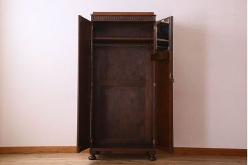アンティーク家具　イギリスアンティーク　脚や彫刻のデザインが素敵なワードローブ(収納棚、洋服タンス)