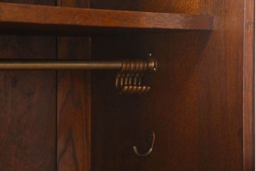 アンティーク家具　イギリスアンティーク　脚や彫刻のデザインが素敵なワードローブ(収納棚、洋服タンス)