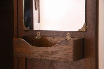 アンティーク家具　イギリスアンティーク　脚や彫刻のデザインが素敵なワードローブ(収納棚、洋服タンス)