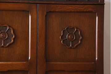 アンティーク家具　イギリスアンティーク　脚や彫刻のデザインが素敵なワードローブ(収納棚、洋服タンス)