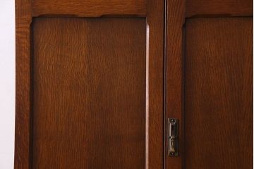 アンティーク家具　イギリスアンティーク　脚や彫刻のデザインが素敵なワードローブ(収納棚、洋服タンス)