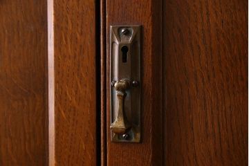 アンティーク家具　イギリスアンティーク　脚や彫刻のデザインが素敵なワードローブ(収納棚、洋服タンス)