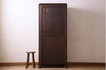 アンティーク家具　イギリスアンティーク　脚や彫刻のデザインが素敵なワードローブ(収納棚、洋服タンス)