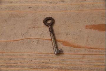 アンティーク家具　イギリスアンティーク　脚や彫刻のデザインが素敵なワードローブ(収納棚、洋服タンス)