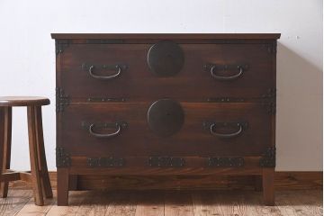 アンティーク家具　和製アンティーク　大きな金具や鋲が素敵な箪笥ローボード(ローチェスト、引き出し)