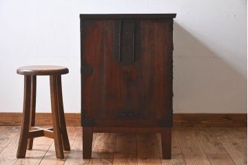 アンティーク家具　和製アンティーク　大きな金具や鋲が素敵な箪笥ローボード(ローチェスト、引き出し)