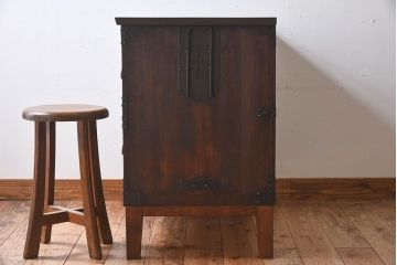 アンティーク家具　和製アンティーク　大きな金具や鋲が素敵な箪笥ローボード(ローチェスト、引き出し)