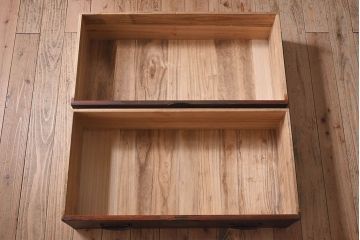 アンティーク家具　和製アンティーク　大きな金具や鋲が素敵な箪笥ローボード(ローチェスト、引き出し)