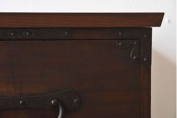 アンティーク家具　和製アンティーク　大きな金具や鋲が素敵な箪笥ローボード(ローチェスト、引き出し)