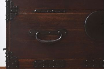 アンティーク家具　和製アンティーク　大きな金具や鋲が素敵な箪笥ローボード(ローチェスト、引き出し)