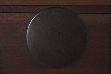 アンティーク家具　和製アンティーク　大きな金具や鋲が素敵な箪笥ローボード(ローチェスト、引き出し)