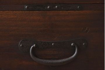 アンティーク家具　和製アンティーク　大きな金具や鋲が素敵な箪笥ローボード(ローチェスト、引き出し)