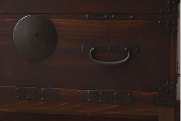 アンティーク家具　和製アンティーク　大きな金具や鋲が素敵な箪笥ローボード(ローチェスト、引き出し)