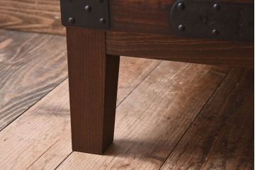 アンティーク家具　和製アンティーク　大きな金具や鋲が素敵な箪笥ローボード(ローチェスト、引き出し)