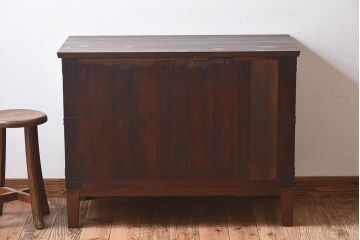 アンティーク家具　和製アンティーク　大きな金具や鋲が素敵な箪笥ローボード(ローチェスト、引き出し)