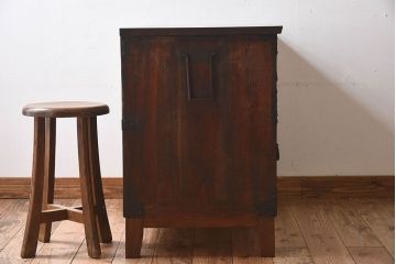 アンティーク家具　和製アンティーク　金具や鋲が立派な箪笥ローボード(ローチェスト、引き出し)