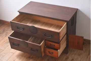 アンティーク家具　和製アンティーク　金具や鋲が立派な箪笥ローボード(ローチェスト、引き出し)