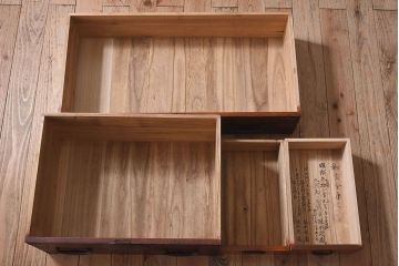 アンティーク家具　和製アンティーク　金具や鋲が立派な箪笥ローボード(ローチェスト、引き出し)