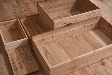 アンティーク家具　和製アンティーク　金具や鋲が立派な箪笥ローボード(ローチェスト、引き出し)