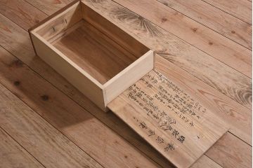 アンティーク家具　和製アンティーク　金具や鋲が立派な箪笥ローボード(ローチェスト、引き出し)