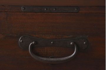 アンティーク家具　和製アンティーク　金具や鋲が立派な箪笥ローボード(ローチェスト、引き出し)