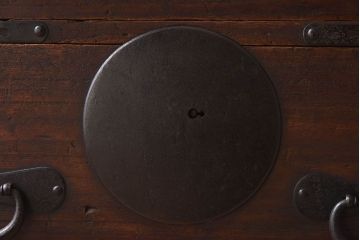 アンティーク家具　和製アンティーク　金具や鋲が立派な箪笥ローボード(ローチェスト、引き出し)