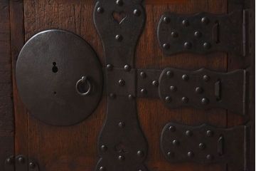 アンティーク家具　和製アンティーク　金具や鋲が立派な箪笥ローボード(ローチェスト、引き出し)