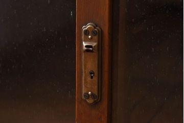 レトロ家具　昭和レトロ　気泡ガラスが味わい深い収納棚(戸棚、キャビネット)(1)