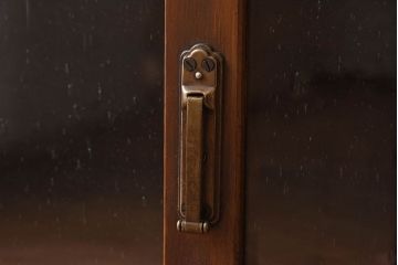 レトロ家具　昭和レトロ　気泡ガラスが味わい深い小振りな収納棚(戸棚、キャビネット)