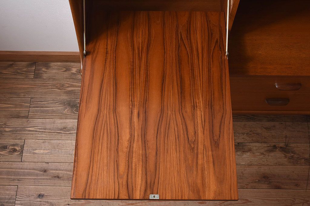 G-PLAN(ジープラン) 北欧家具　チーク材　美しいフォルムのサイドボード(サイドキャビネット)