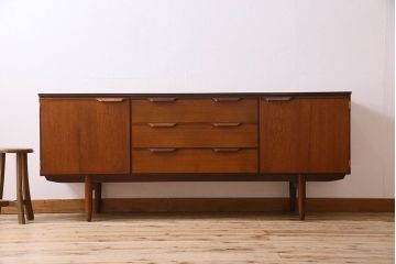 北欧家具　チーク材　温か味のある色味と流れるような木目が魅力的なサイドボード(サイドキャビネット)