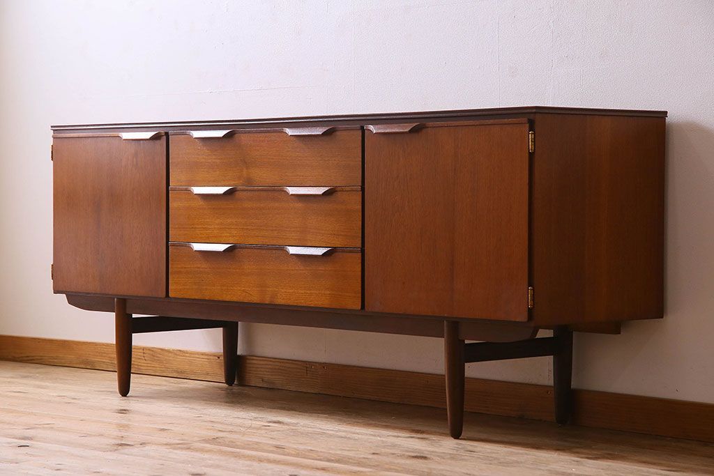 北欧家具　チーク材　温か味のある色味と流れるような木目が魅力的なサイドボード(サイドキャビネット)