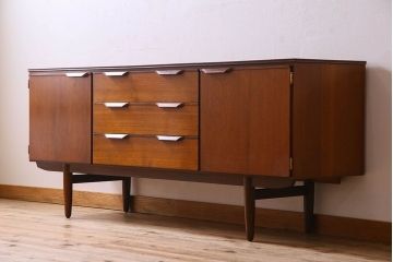 北欧家具　チーク材　温か味のある色味と流れるような木目が魅力的なサイドボード(サイドキャビネット)