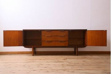 北欧家具　チーク材　温か味のある色味と流れるような木目が魅力的なサイドボード(サイドキャビネット)